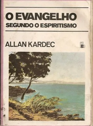 Capa de O Evangelho Segundo o Espiritismo, de Allan Kardec, com uma paisagem de praia.