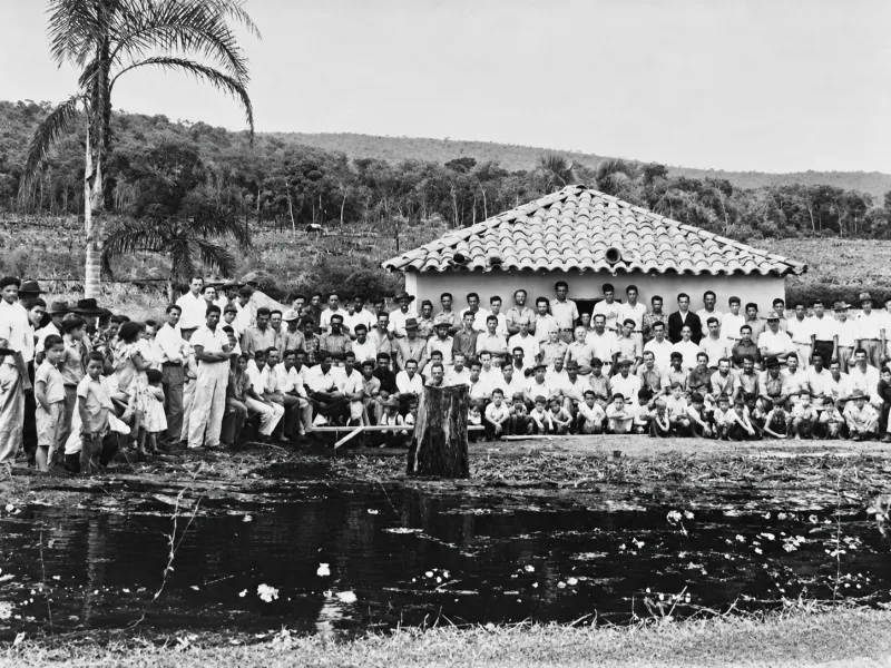 Grupo numeroso reunido diante do primeiro Centro Espírita Maria Madalena, em Ceres.
