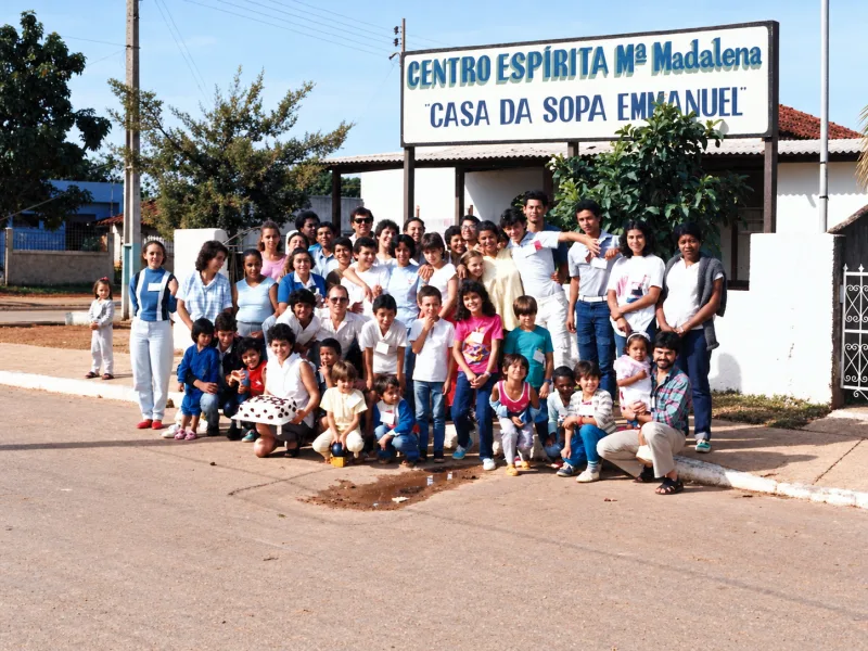 Grupo reunido sob a placa do Centro Espírita Maria Madalena, na Casa da Sopa Emmanuel.