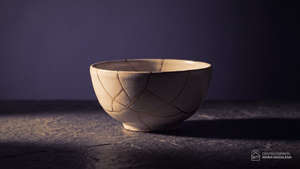 Tigela de cerâmica restaurada pela técnica do kintsugi, com as rachaduras preenchidas por emendas douradas